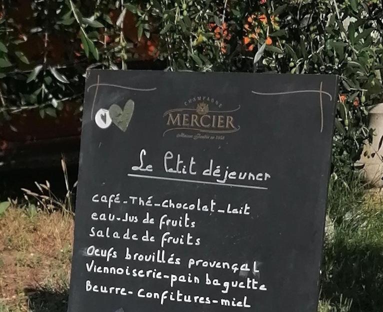 La Fee Viviane Et Michel L'Enchanteur Robion en Luberon Luaran gambar