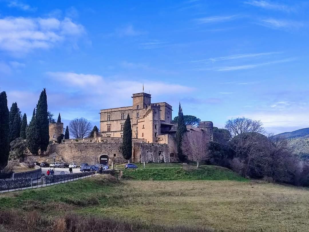 La Fee Viviane Et Michel L'Enchanteur Robion en Luberon Luaran gambar