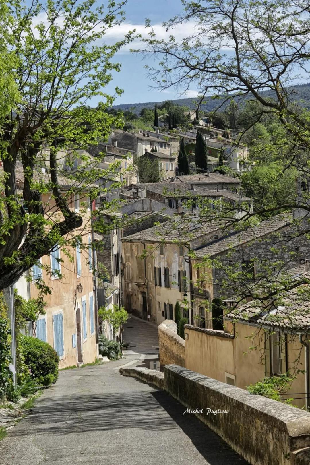 La Fee Viviane Et Michel L'Enchanteur Robion en Luberon Luaran gambar